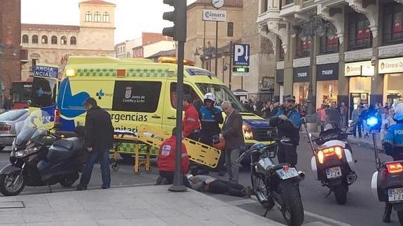 Una colisión entre dos motos en León acaba con un herido de consideración