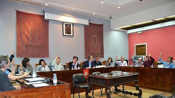 El mandato corporativo termina con una sesión plenaria muy agitada