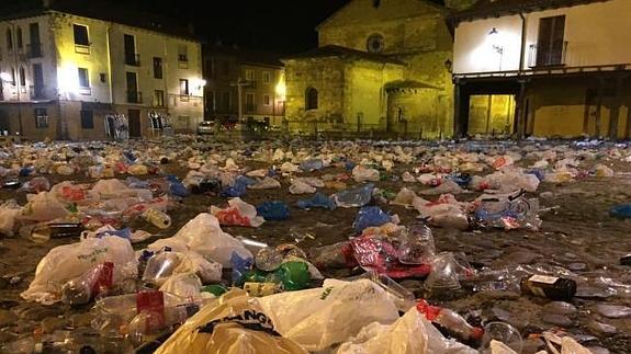 La 'resaca' de Genarín deja las calles del Húmedo con toneladas de basura