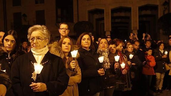 Los nazarenos despiertan la devoción en la madrugada