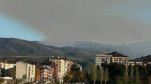 Varios medios trabajan para sofocar un incendio en el monte de Carracedo de Compludo