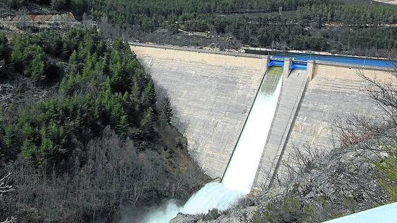 El embalse de Compuerto abre su aliviadero superior para dar salida al agua del deshielo de la nieve