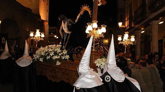 La Procesión General del Viernes Santo abarrota las calles de Peñafiel