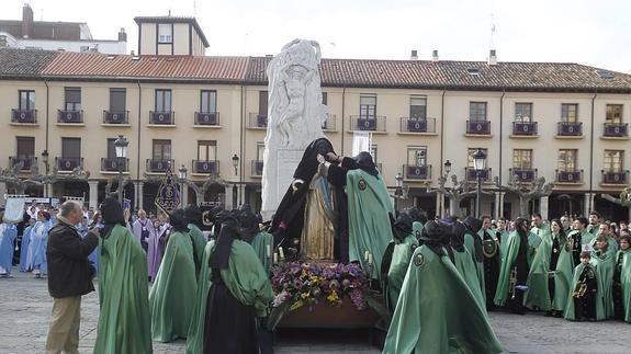 Palencia culmina el ciclo penitencial con el rompimiento del velo