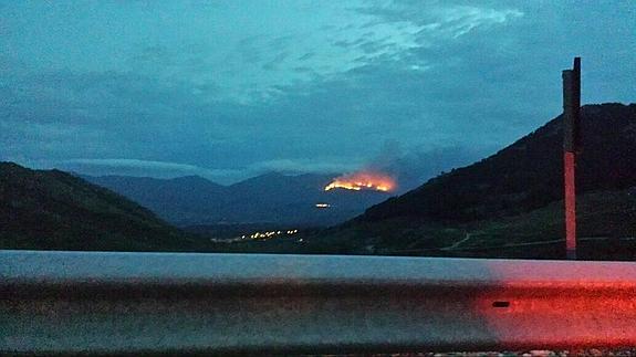 Continúa activo el incendio en la localidad abulense de Navarrevisca