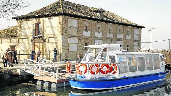 Frómista recoge firmas para que uno de los barcos del Canal navegue en sus aguas