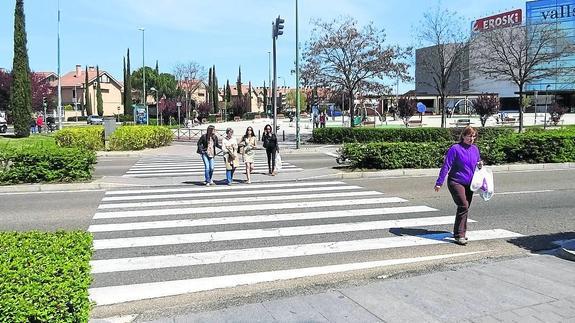 El paso de peatones de Vallsur solo deja 20 segundos para recorrer 32 metros