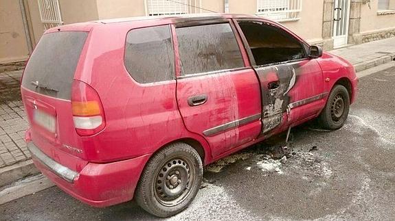 Queman un coche y dos contenedores de madrugada en Ponferrada