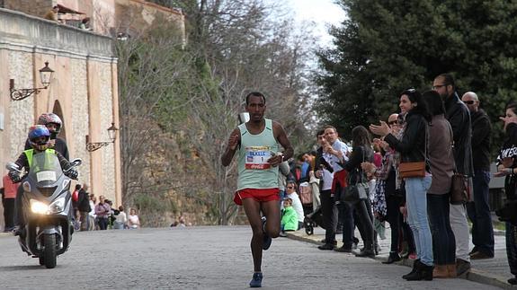El etíope Gizaw Bekele y la vallisoletana Marta Mazaira ganan la Media Maratón de Segovia