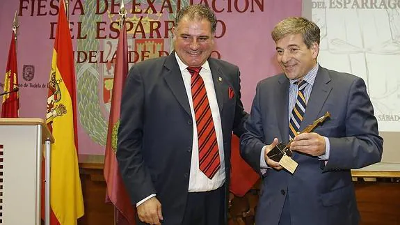 Tudela de Duero distingue a El Norte de Castilla con el Premio Espárrago 2015 por promocionar su cultura gastronómica