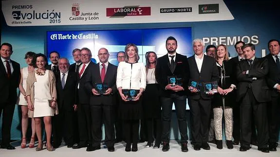 Foto de familia de los ganadores, miembros del jurado y de El Norte de Castilla en los Premios e-volución 2015./