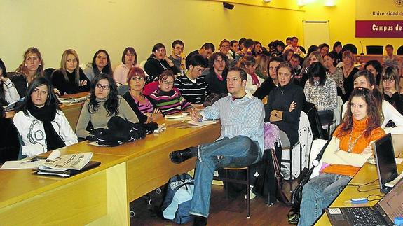 Ciencias del Trabajo cumple las bodas de plata con un profesor por cada diez universitarios