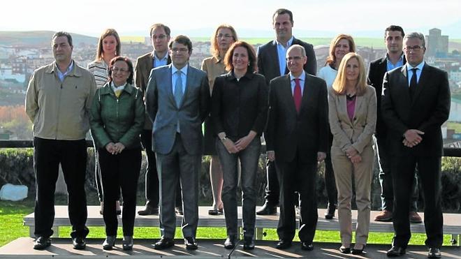 PP y PSOE exhiben su fuerza y concurren con candidatos en todos los municipios