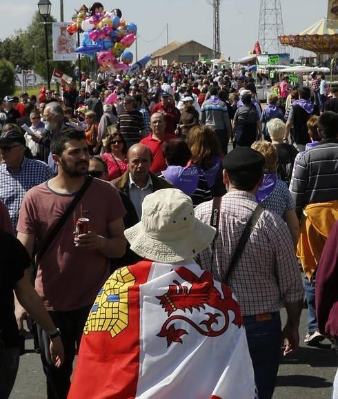 Alrededor de 25.000 personas dan color a la fiesta en Villalar