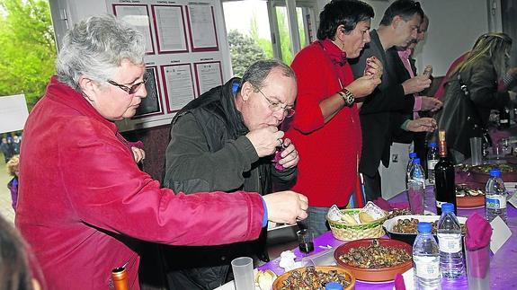 Una romería de paraguas