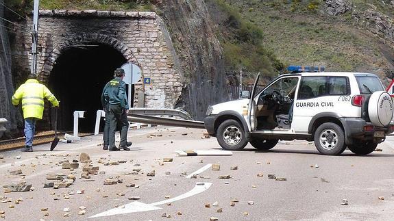 Los mineros vuelven a cortar el tráfico y a incendiar el túnel del ferrocarril en Ciñera de Gordón como protesta por el conflicto