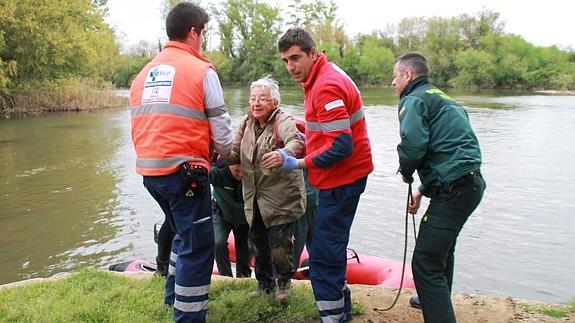 Los GEAS de la Guardia Civil rescatan a un octogenaria junto al Pisuerga en Simancas