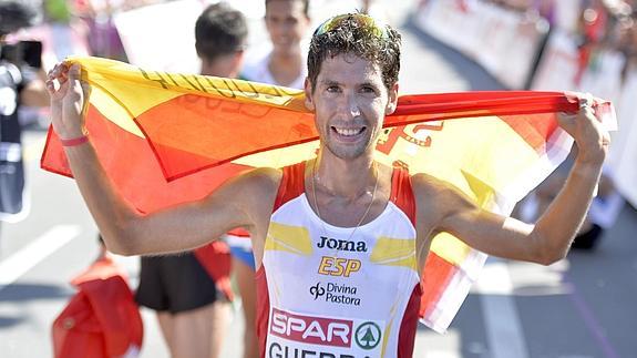 Javier Guerra pulveriza las 2h10m en el Maratón de Londres