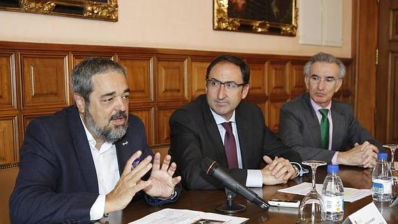 Jesús Aguado, Javier Lostalé y Luis Alberto de Cuenca, en los V Encuentros con la Poesía