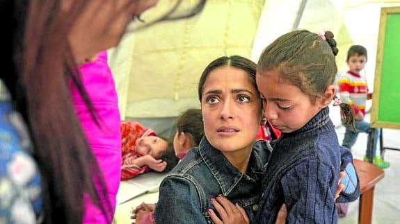 Salma Hayek con los niños sirios en Líbano