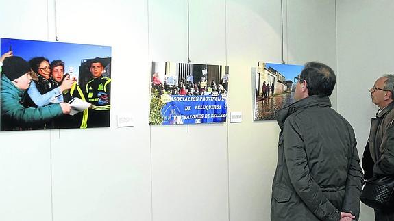 La exposición ‘Un año en imágenes’ inicia en Alar su recorrido provincial