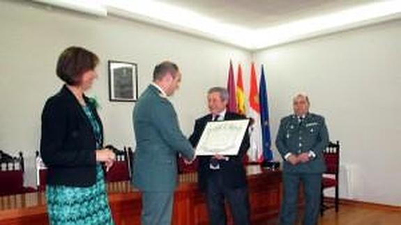 Orden del Mérito Civil para el jefe del puesto de la Guardia Civil de Bernardos