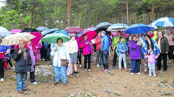El mal tiempo no frena la fiesta de la Cruz del Herrerito de Candelario