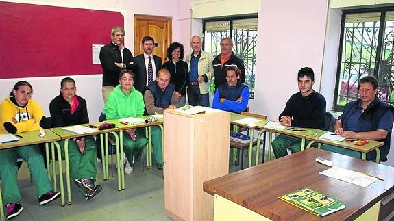 Ocho desempleados mejoran los jardines de la plaza y otros espacios verdes de Guardo