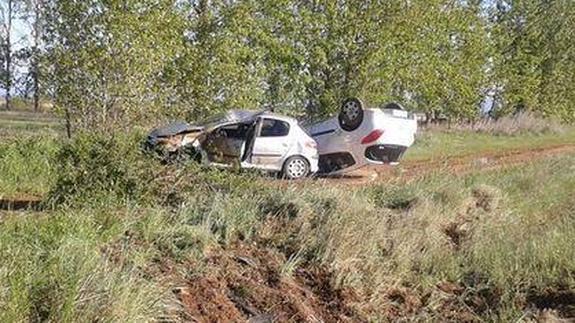 Dos heridos tras la colisión, el vuelco y la salida de la vía de sus vehículos