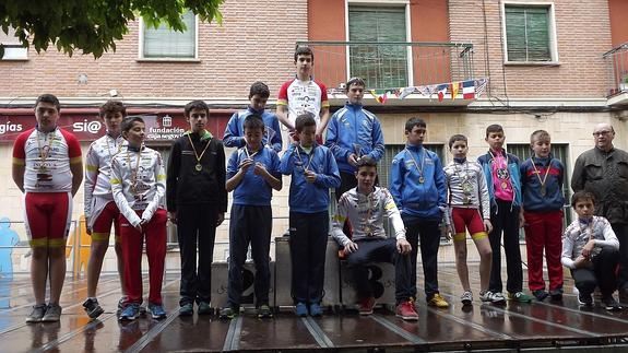 La lluvia pone a prueba a las escuelas ciclistas