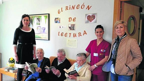 El Ayuntamiento de Guijuelo establece un punto de lectura en la residencia de mayores Esgra