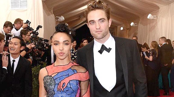 Robert Pattinson y Tahliah Debrett podrían darse el 'sí quiero' en un pub inglés
