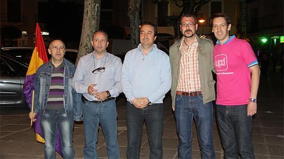 La pegada de carteles marca el inicio de una campaña que en Arévalo que tendrá a cinco partidos en liza