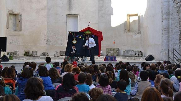 El circo Strada brinda en la villa un homenaje a la historia del títere