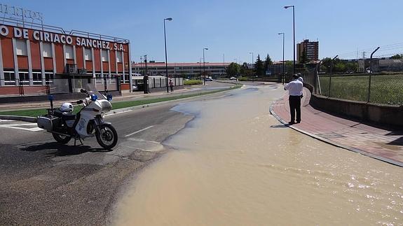 Otro reventón anega la calle Daniel del Olmo y obliga a cortar un tramo al tráfico