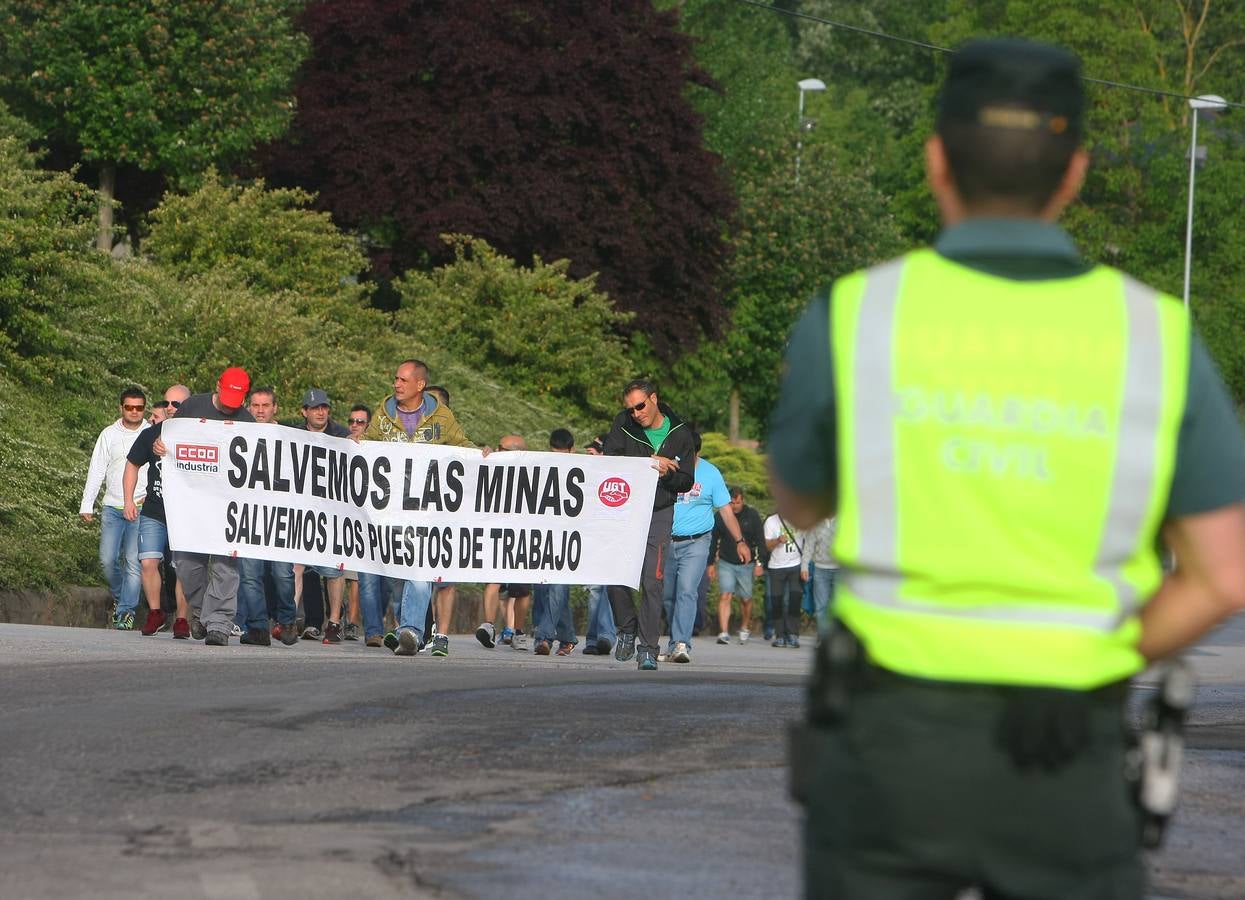 Los mineros del Bierzo y Laciana bloquean la entrada de camiones a las térmicas