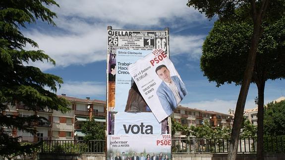 El PP censura que el candidato del PSOE de Cuéllar tape sus carteles en las calles