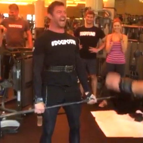 Hugh Jackman muestra su fortaleza levantando pesas de 500 kilos