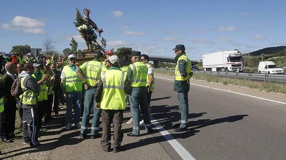 La Guardia Civil impide a los vecinos de Dueñas que lleguen a la Trapa por la autovía