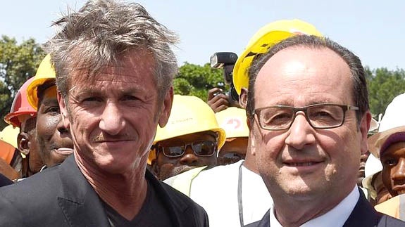 Hollande viaja con Sean Penn en su avión oficial desde Haití a Francia