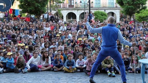 Titirimundi vive su primera jornada multitudinaria con 50 funciones