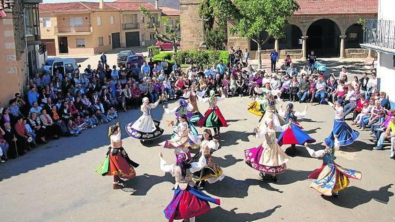 El grupo de baile de Cespedosa homenajea a su tamborilero, Amador González