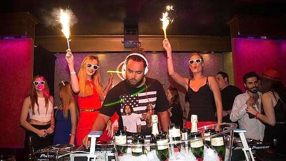 Connor, el hijo Dj de Tom Cruise, se lleva 10.000 euros por pinchar hora y media