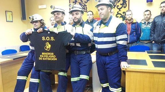 El encierro en La Robla 'toma' el relevo a los mineros de Pola para exigir justicia y estabilidad