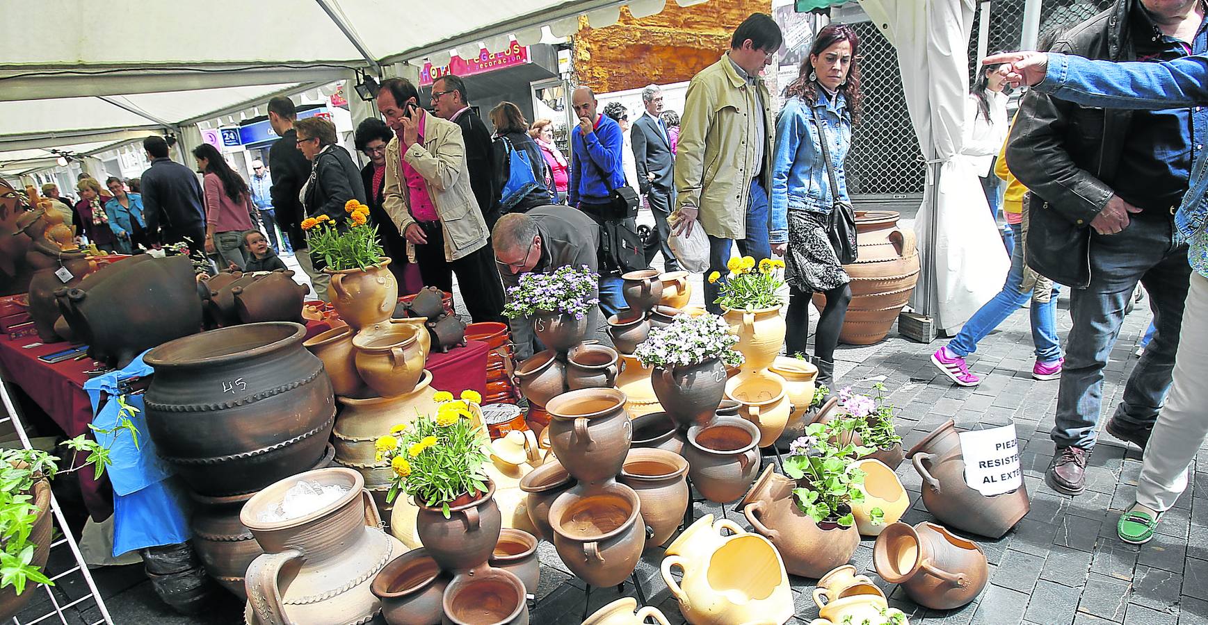 Los ceramistas despiden la Feria Chica con mucho público y unas ventas flojas