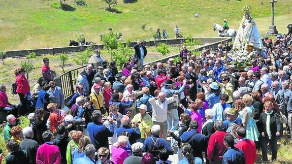 Miles de personas acuden a Valdejimena