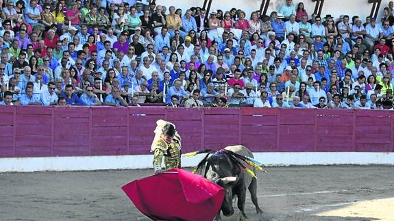 Ledesma rinde homenaje a López Chaves en el centenario de la plaza