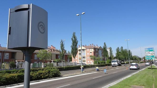 Cortan los setos de la avenida de Zamora y de Zorrilla para que los radares puedan multar