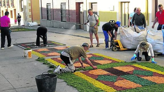 Carrión y Frómista impulsan el Corpus con alfombras florales para atraer visitantes