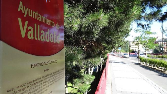 El puente de Suárez luce aún la placa de García Morato un año después